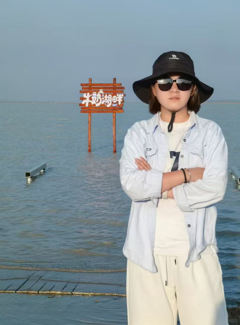 郜津阅站在牛奶湖畔